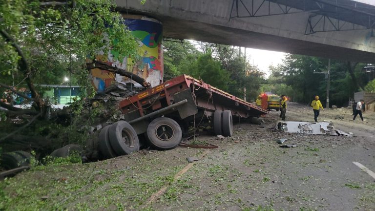 Tragedia en autopista a Comalapa: Cinco personas fallecen y una resulta lesionada en accidente de tránsito