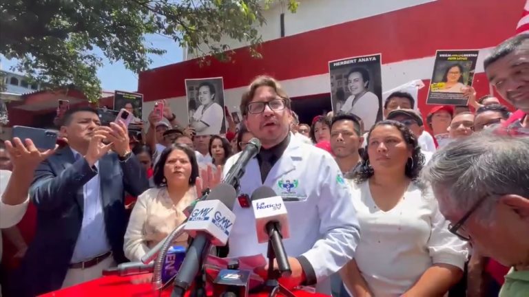 Rafael Aguirre se inscribe como precandidato presidencial del FMLN para las elecciones de 2027