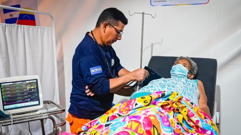 Misión humanitaria salvadoreña mantiene atención médica y veterinaria en hospital de campaña instalado en Venezuela