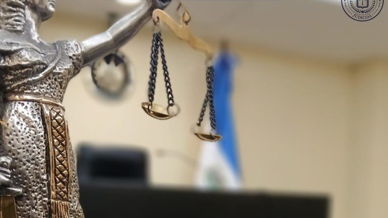 Motorista acusado por la muerte de una pasajera que cayó de un microbús en Soyapango enfrentará el proceso en libertad