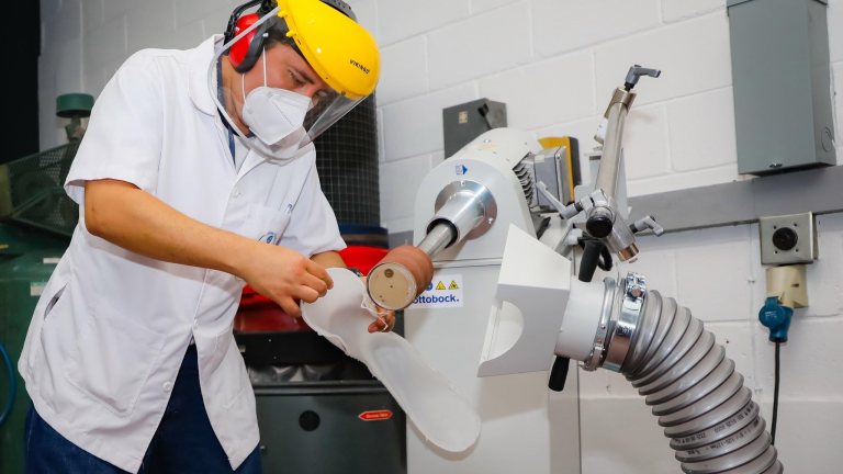 ETESAL entrega máquina fresadora al ISRI para fortalecer fabricación de prótesis y órtesis