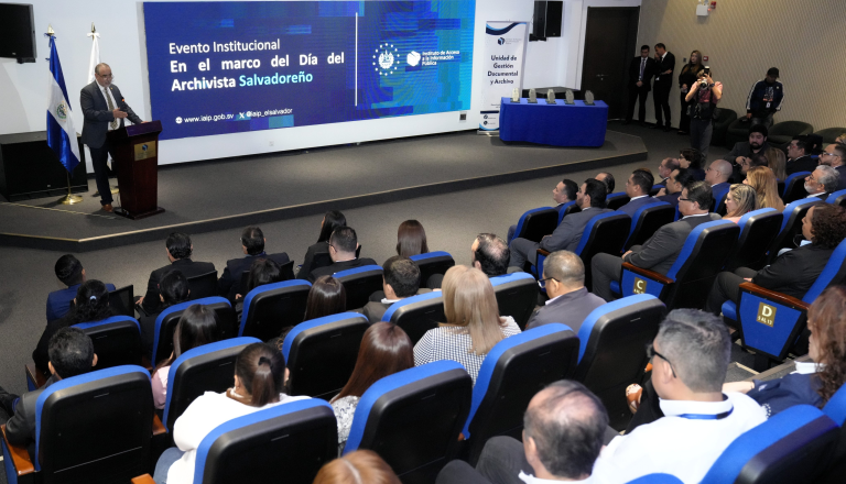 IAIP reconoce avances institucionales en gestión documental durante conmemoración del Día del Archivista Salvadoreño