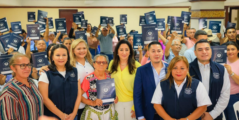 Entregan 154 escrituras a familias afectadas por caso de estafa de Corporación Argoz