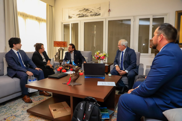 Empresa tecnológica propone proyecto piloto de gobernanza digital para El Salvador; iniciativa incorpora IA con supervisión humana