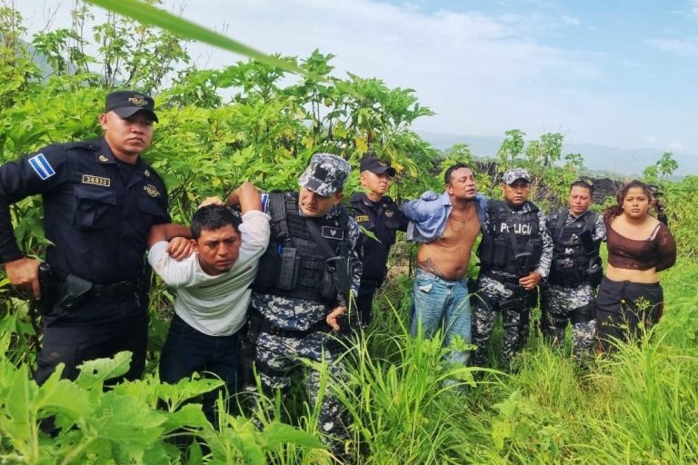 Guatemaltecos y salvadoreña capturados por privación de libertad a una menor en San Juan Opico