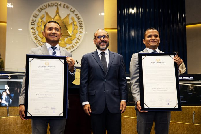 Los árbitros recibieron un reconocimiento. Foto cortesía: FESFUT.