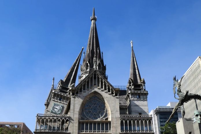 Torre dañada en la catedral de Manizales, Colombia. Foto: Cortesía.