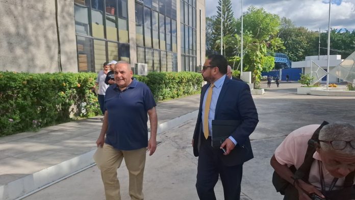El expresidente Elías Antonio Saca sale del Juzgado Segundo de Vigilancia Penitenciaria tras presentarse para recibir la carta de libertad por el cumplimiento de su condena de 10 años de prisión. Foto: Cortesía/Diario El Mundo.