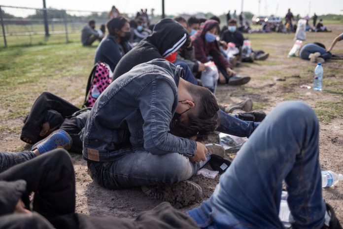 Menores migrantes centroamericanos no acompañados descansan tras entregarse a agentes fronterizos estadounidenses en La Joya, Texas, el 14 de mayo de 2021. Foto: Cortesía.